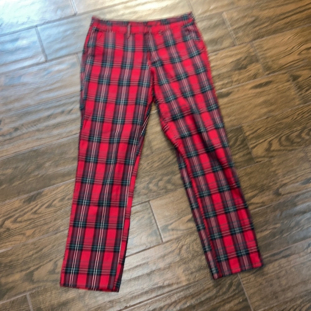 Empyre red plaid straight leg crop pants in size 7 🍭